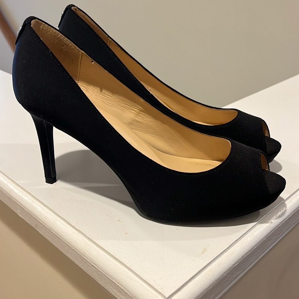 Liz Claiborne peep toe heel 7m